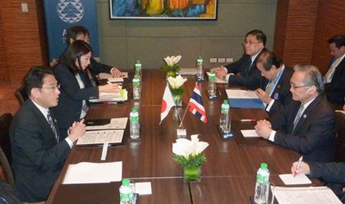 Ngoại trưởng Nhật Fumio Kishida (trái) và người đồng cấp Thái Lan Don Pramudwinai. Ảnh: Kyodo
