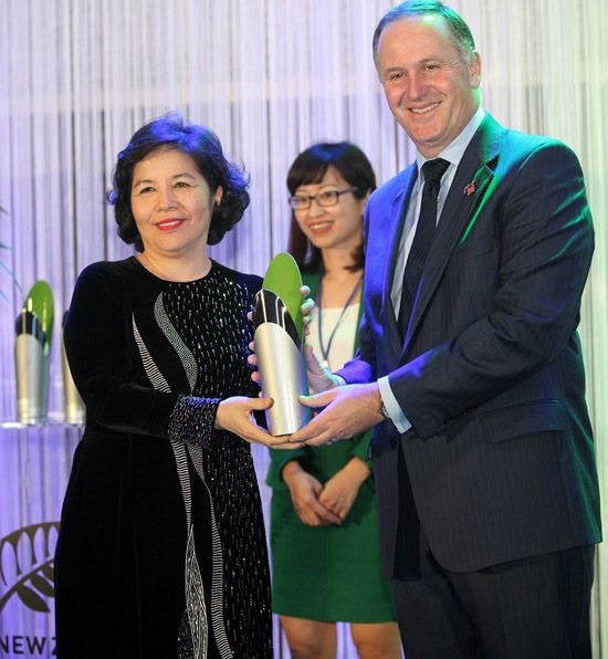 Thủ tướng John Key – đại diện chính phủ New Zealand đã trực tiếp trao tặng giải thưởng New Zealand ASEAN cho Bà Mai Kiều Liên - Tổng Giám đốc Vinamilk 