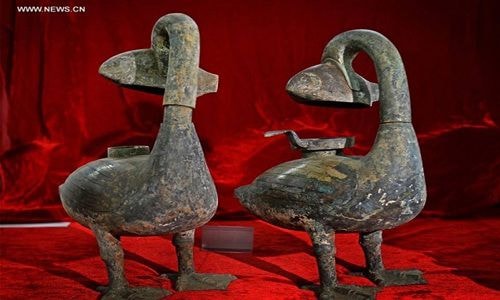  Đôi đèn hút khói hình con chim ngậm cá. Ảnh: Xinhua.