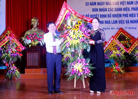 Phó chủ tịch UBND tỉnh Đinh Thị Lệ Thanh tặng hoa chúc mừng tập thể giao viên nhà trường nhân Ngày nhà giáo Việt Nam 