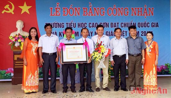 Trao bằng công nhận cho Trường mầm non non xã Cao Sơn.