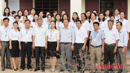 Lãnh đạo huyện Nghĩa Đàn chụp ảnh lưu niệm với các thầy cô giáo dịp 20/11.