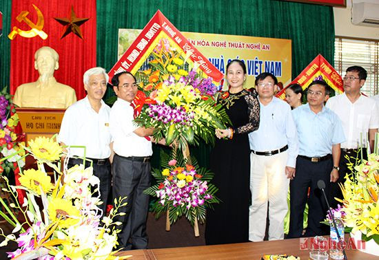 Tặng hoa chúc mừng nhà trường nhân kỷ niệm 33 năm Ngày nhà giáo Việt Nam 