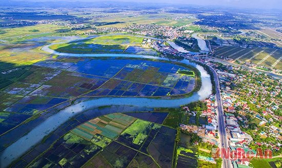 Sông Bùng uốn lượn quanh co qua các xã Diễn Hoa, Diễn Kỷ, Diễn Ngọc góp phần tưới tiêu cho ruộng đồng