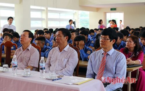 Đại biểu tham dự buổi lễ