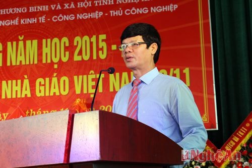 Đồng chí Lê Xuân Đại phát biểu chúc mừng thầy và trò nhà trường 