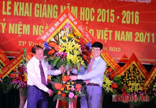 Tặng hoa chúc mừng thầy và trò nhà trường