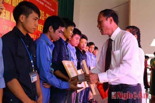 Nhà trường trao giấy khen cho 15 học sinh, sinh viên nhà trường đạt thành tích cao trong năm học 2014 - 2015.