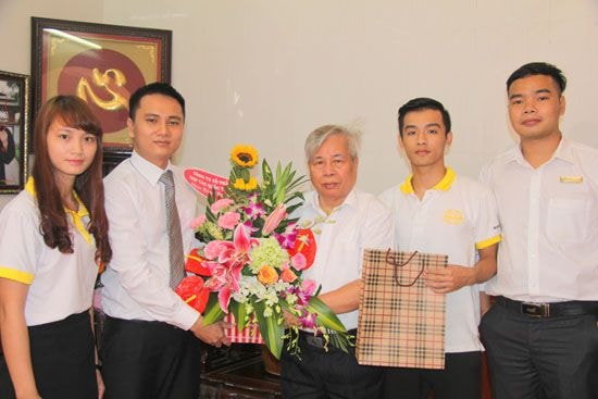 Tặng quà tại nhà NGDN TS Lê Văn Phớt