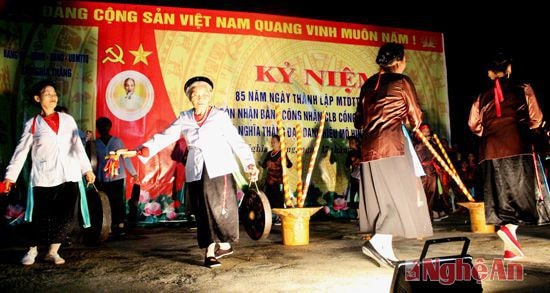 Các cụ bà say sưa nhảy múa với cồng chiêng trong đêm nhận danh hiệu.