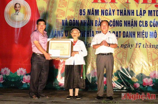 Trao bằng chứng nhận mô hình văn hóa tiêu biểu cho câu lạc bộ.