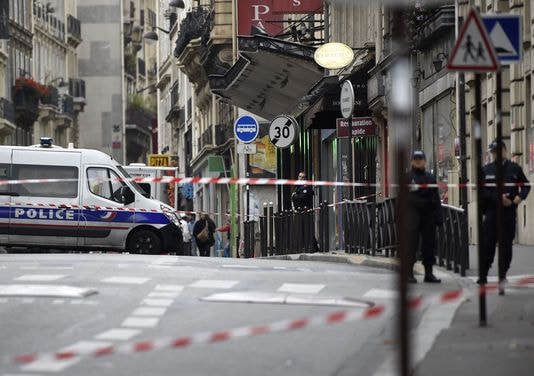 Cảnh sát trên đường phố Paris hôm 16/11. Ảnh: AFP