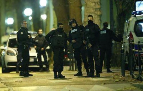 Lực lượng cảnh sát đặc nhiệm Pháp làm nhiệm vụ tại khu vực xảy ra tiếng súng ở Saint-Denis, gần thủ đô Paris hôm 18/11 trong chiến dịch truy bắt những kẻ lẩn trốn sau các vụ tấn công đẫm máu đêm 13/11 tại thủ đô của Pháp. Ảnh: Reuters.