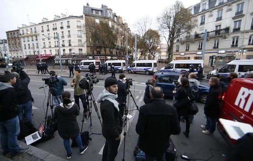 Xe cảnh sát phong toả phố République ở Saint Denis. Ảnh: Reuters