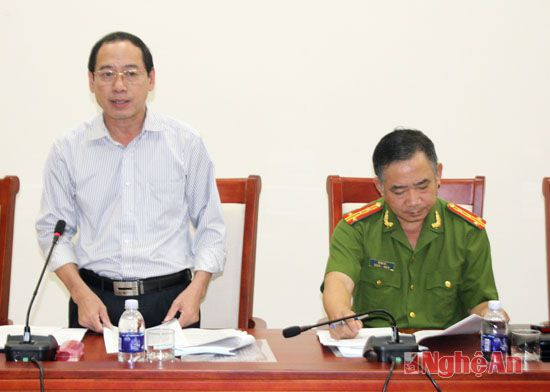 Đồng chí Hoàng Quốc Hào, Giám đốc Sở Tư pháp trình bày nội dung đề án