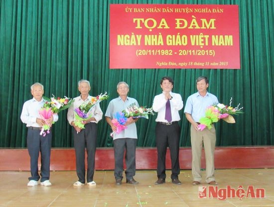 3.UBND huyện Nghĩa Đàn tặng quà lưu niệm cho các đồng chí nguyên là lãnh đạo phòng GD và ĐT Nghĩa Đàn qua các thời kỳ.