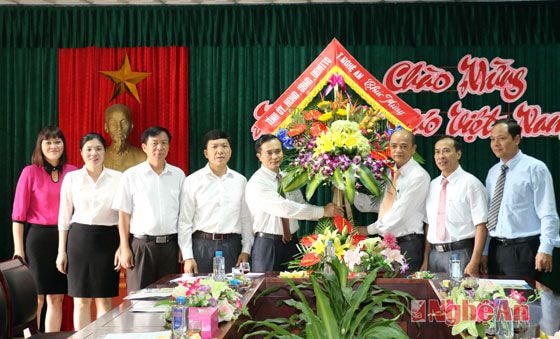 Đồng chí Lê Ngọc Hoa tặng hoa chúc mừng tập thể nhà trường