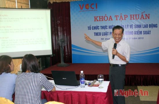 Giảng viên Trung tâm Y tế dự phòng trao đổi với các học viên.
