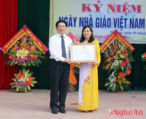 Đồng chí Hồ Đức Phớc - Bí thư Tỉnh ủy trao Bằng khen của Bộ GD&ĐT cho cô giáo Lê Thị Lan (GV bộ môn Hóa học) vì đã có nhiều thành tích xuất sắc trong phong trào thi đua dạy tốt - học tốt.