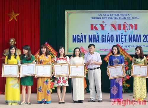 Đồng chí Thái Huy Vinh - Phó Giám đốc Sở GD& ĐT trao Bằng khen của Chủ tịch UBND tỉnh cho 33 giáo viên có thành tích xuất sắc trong công tác chỉ đạo, quản lý, bồi dưỡng học sinh giỏi và KHKT cấp quốc gia năm học 2014 - 2015.