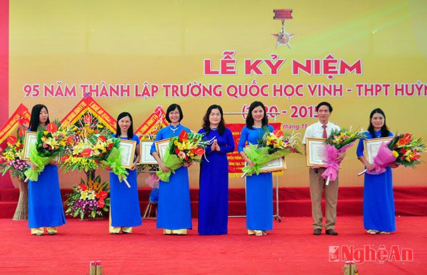 Lãnh đạo Sở GD&ĐT trao bằng khen của UBND tỉnh cho các cá nhân xuất sắc