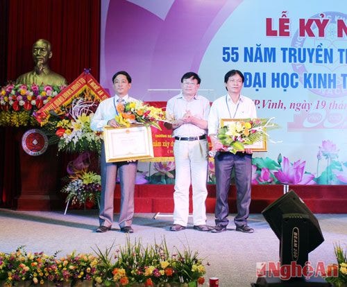 Đồng chí Thái Huy Vinh - Phó Giám đốc Sở GD - ĐT trao bằng khen của Chủ tịch UBND tỉnh cho cán bộ phòng Quản lý - đào tạo và khoa KT - phân tích.