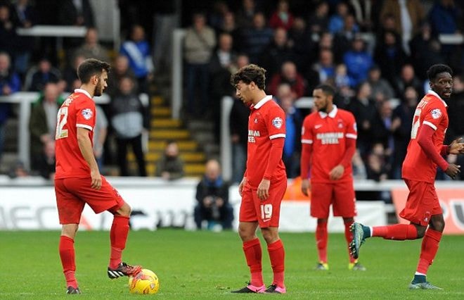 Hôm 15/11, Leyton Orient để thua với tỷ số 1-3 trước đối thủ dưới cơ Hartlepool. Trong sáu trận gần nhất, đội này chỉ thắng được một trận. Thành tích sa sút khiến ông chủ Francesco Becchetti ra quyết định không cho đội bóng về nhà với gia đình.