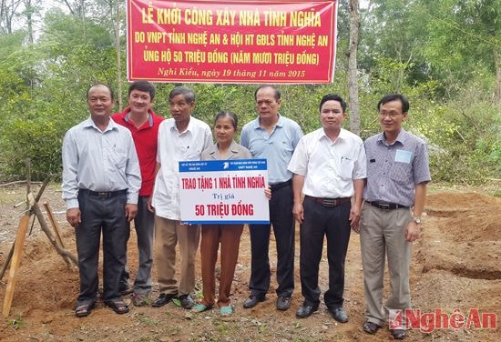 Trao tiền hỗ trợ cho gia đình bà Đặng Thị Hoàn.