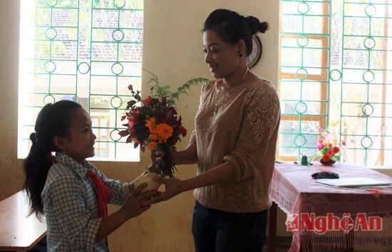 Món quà đơn sơ là hoa dại rừng và củ đậu của một học sinh vùng cao tặng cho cô giáo của mình. Ảnh: Đào Thọ