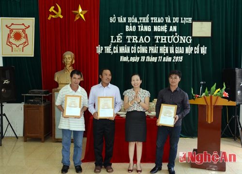 Lãnh đạo Sở VHTT&DL trao giấy chứng nhận, khen thưởng cho 6 tạp thể, cá nhân có công phát hiện, giao nạp cổ vật.