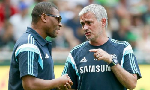 Emenalo (trái) và Mourinho. Ảnh: AFP.