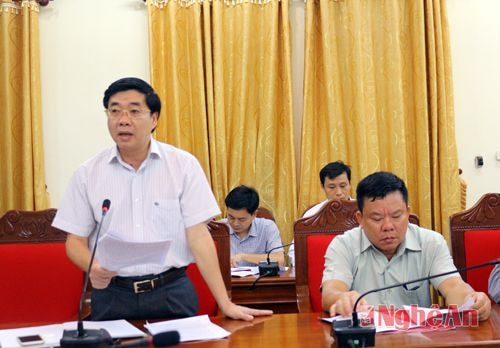 Đồng chí Nguyễn Văn Thông - Ủy viên Ban Thường vụ Tỉnh ủy - Trưởng Ban nội chính trình bày báo cáo hoạt động công tác nội chính của các ngành trong khối nội chính.