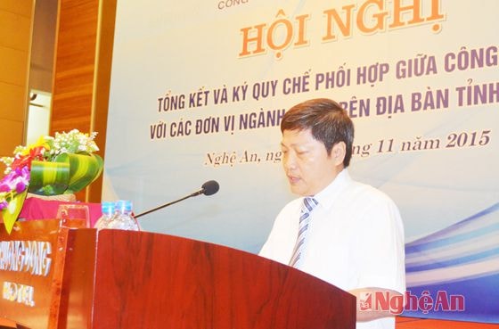 Ông Bành Hồng Hiển – Phó Giám đốc Công ty Điện lực Nghệ An trình bày báo cáo việc thực hiện quy chế phối  hợp.