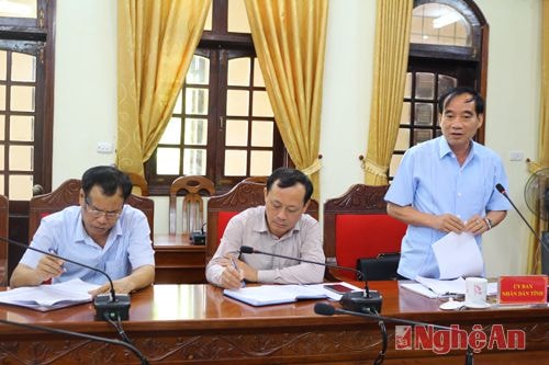 Đồng chí Hoàng Viết Đường - Phó Chủ tịch UBND thông báo về tình hình giải quyết đơn thư khiếu nại tố cáo trong tháng.