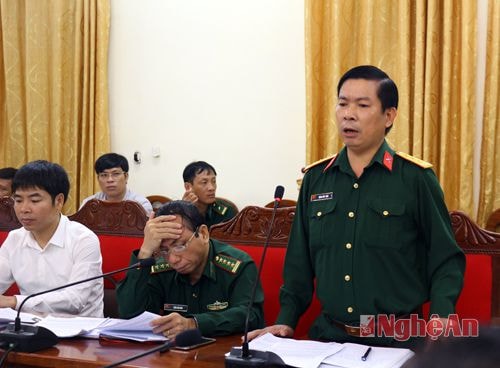 Đồng chí Đặng Đức Mậu - đại diện Bộ chỉ huy quân sự Tỉnh thông tin chi tiết về tình hình ANTT tại vùng biên giới.