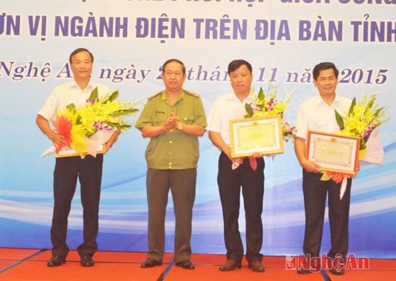 Công an tỉnh trao thưởng cho các tập thể và cá nhân ngành điện.