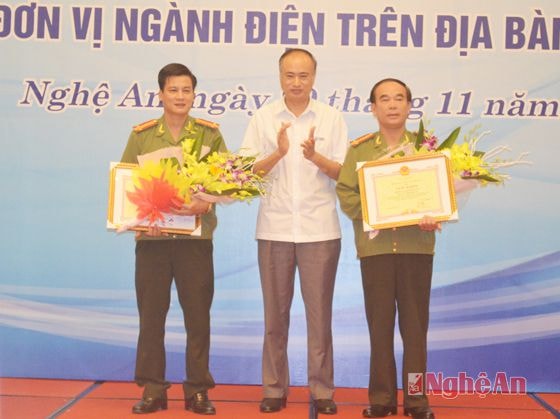 Tổng Công ty Điện lực miền Bắc trao thưởng cho 2 tập thể, 2 cá nhân, Công ty Truyền tải điện 1 trao thưởng cho 2 tập thể, 3 cá nhân thuộc công an các đơn vị, địa phương. 