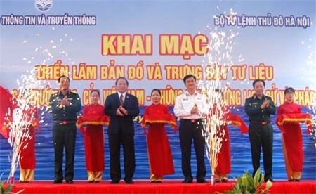 Lễ cắt băng khai mạc triển lãm.