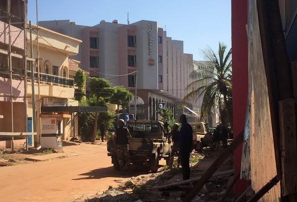 Cảnh sát Mali bao vây ngoài khách sạn Radisson. Ảnh: AFP