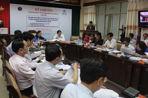 Lãnh đạo Bộ Y tế ký cam kết triển khai kế hoạch phòng chống kháng thuốc quốc gia. Ảnh: LH.