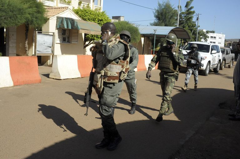  Lực lượng an ninh Mali quanh khách sạn Radisson. Ảnh: Le Monde