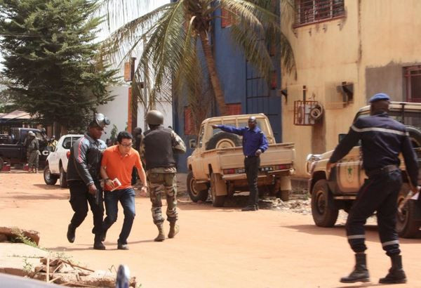 Một con tin nước ngoài được giải cứu trong vụ tấn công bắt cóc con tin ở thủ đô Mali. Ảnh AP