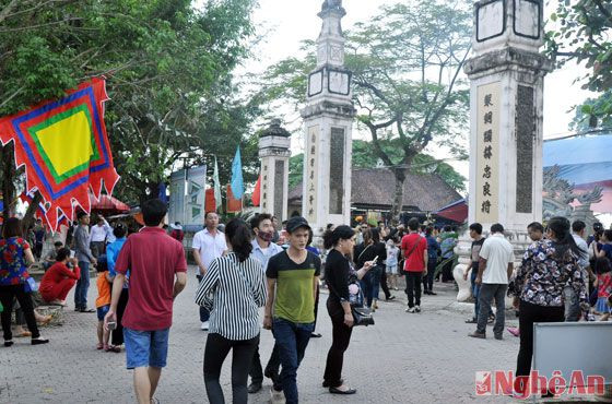 Lễ hội Đền Hoàng Mười thu hút đông đảo nhân dân và du khách thập phương về tham dự