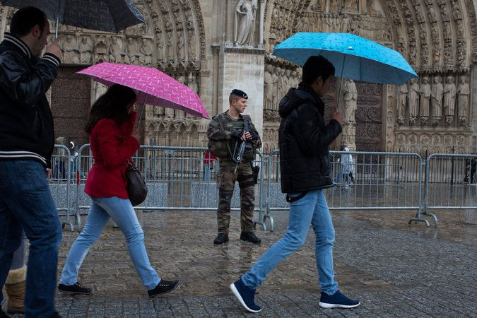 Binh lính canh gác tại nhà thờ Notre Dame của Paris hôm 19/11 trong bối cảnh an ninh được đẩy lên cao sau loạt tấn công khủng bố hôm 13/11 khiến 129 người thiệt mạng. Ảnh: NYTimes.