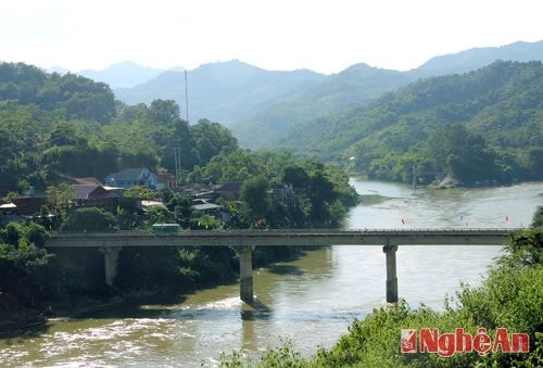 Nậm Nơn phía tả, Nậm Mộ phía hữu, ngọn núi nằm giữa hai con sông gọi là Đồi Đền. Đồi Đền là di chỉ khảo cổ học, tại đây các nhà khoa học đã phát hiện nhiều hiện vật có giá trị.