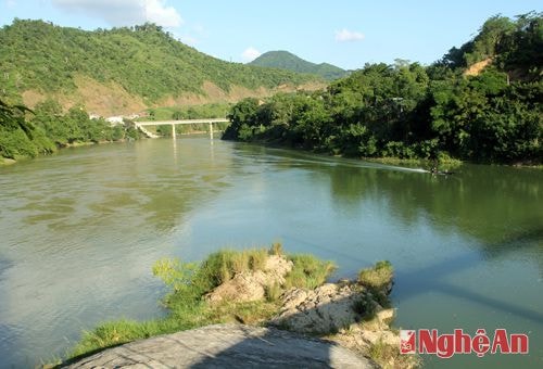 Từ ngã ba Cửa Rào, dòng sông Lam được hình thành và mải miết chảy về xuôi, bồi đắp phù sa cho những bãi bồi và cánh đồng bát ngát