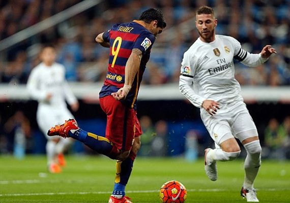 Barca chỉ cần ba lần chạm bóng từ giữa sân để có bàn mở tỷ số.
