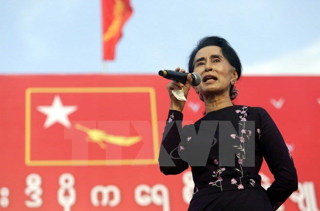 Chủ tịch Đảng NLD Aung San Suu Kyi phát biểu trong cuộc mít tinh tại Yangon ngày 1/11. (Ảnh: THX/TTXVN)