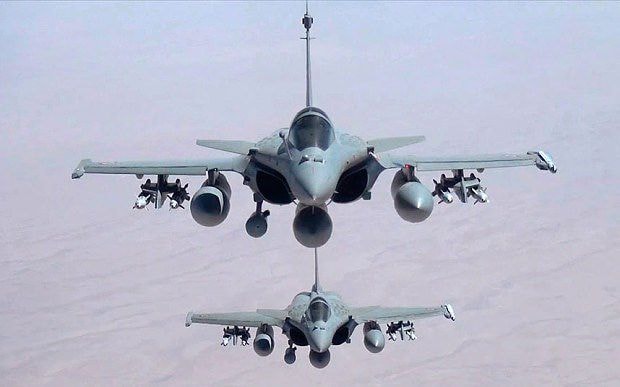 Máy bay Rafale của Pháp tham gia không kích IS tại Iraq. (Ảnh: AP)