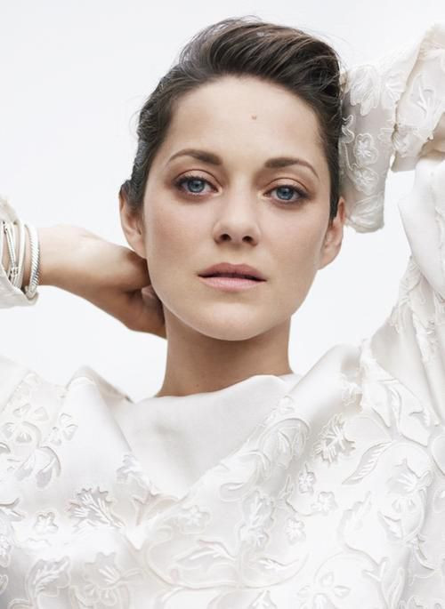 Marion Cotillard là một trong những diễn viên nổi tiếng nhất của điện ảnh Pháp. Người đẹp 40 tuổi sinh ra tại Paris và lớn lên ở vùng Orléans, Loiret trong một gia đình có truyền thống nghệ thuật. Bố và mẹ Cotillard đều hoạt động trong lĩnh vực sân khấu, điện ảnh.